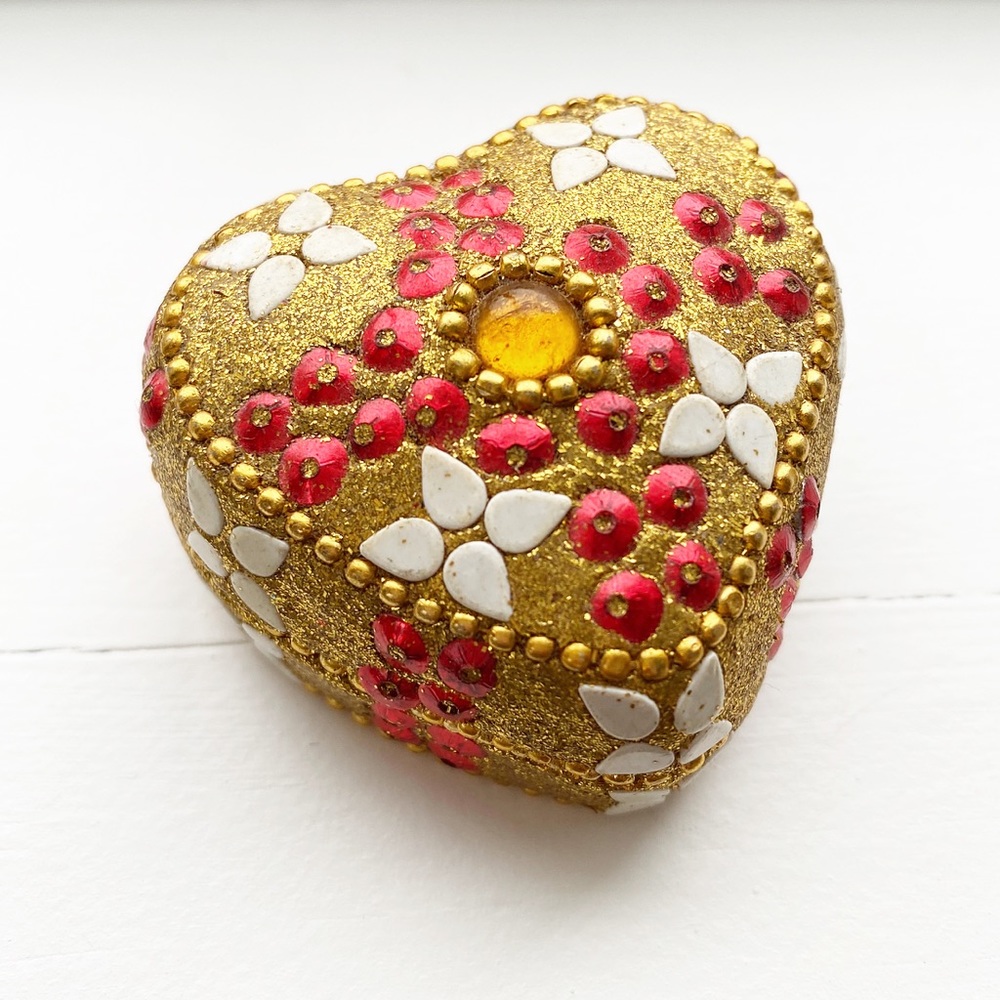 Vintage shimmery gold heart-shaped tin jewelry box